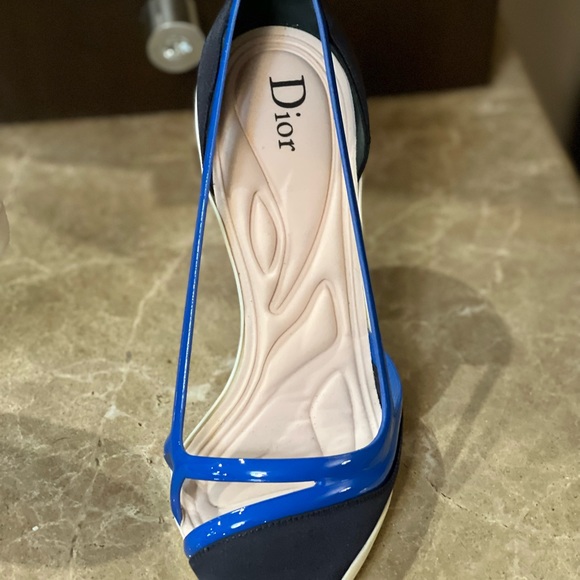 authentic never worn Christian Dior  comes with original box and tag.  size 38 - Picture 3 of 6